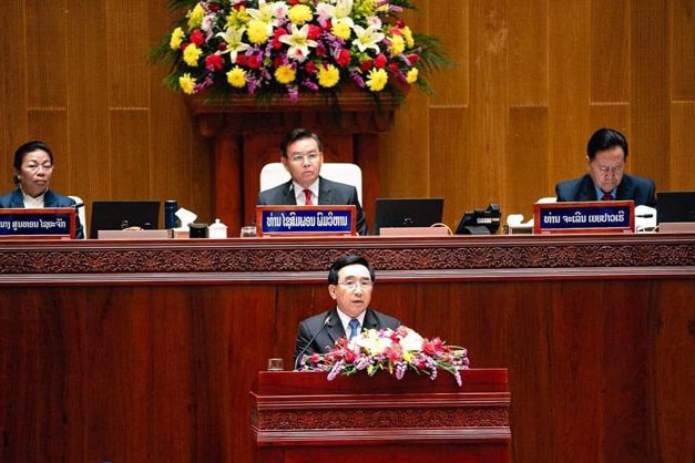 พันคำ วิพาวัน นายกรัฐมนตรีคนใหม่ของลาว รับมอบตำแหน่งจากทองลุน สีสุลิด