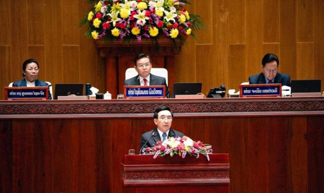 พันคำ วิพาวัน นายกรัฐมนตรีคนใหม่ของลาว รับมอบตำแหน่งจากทองลุน สีสุลิด