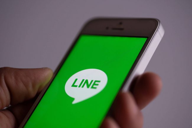 The government will review the use of an app offered by Line Corp. within government agencies following the revelation that the firm's Chinese affiliate once had access to personal data of Line users in Japan. | BLOOMBERG