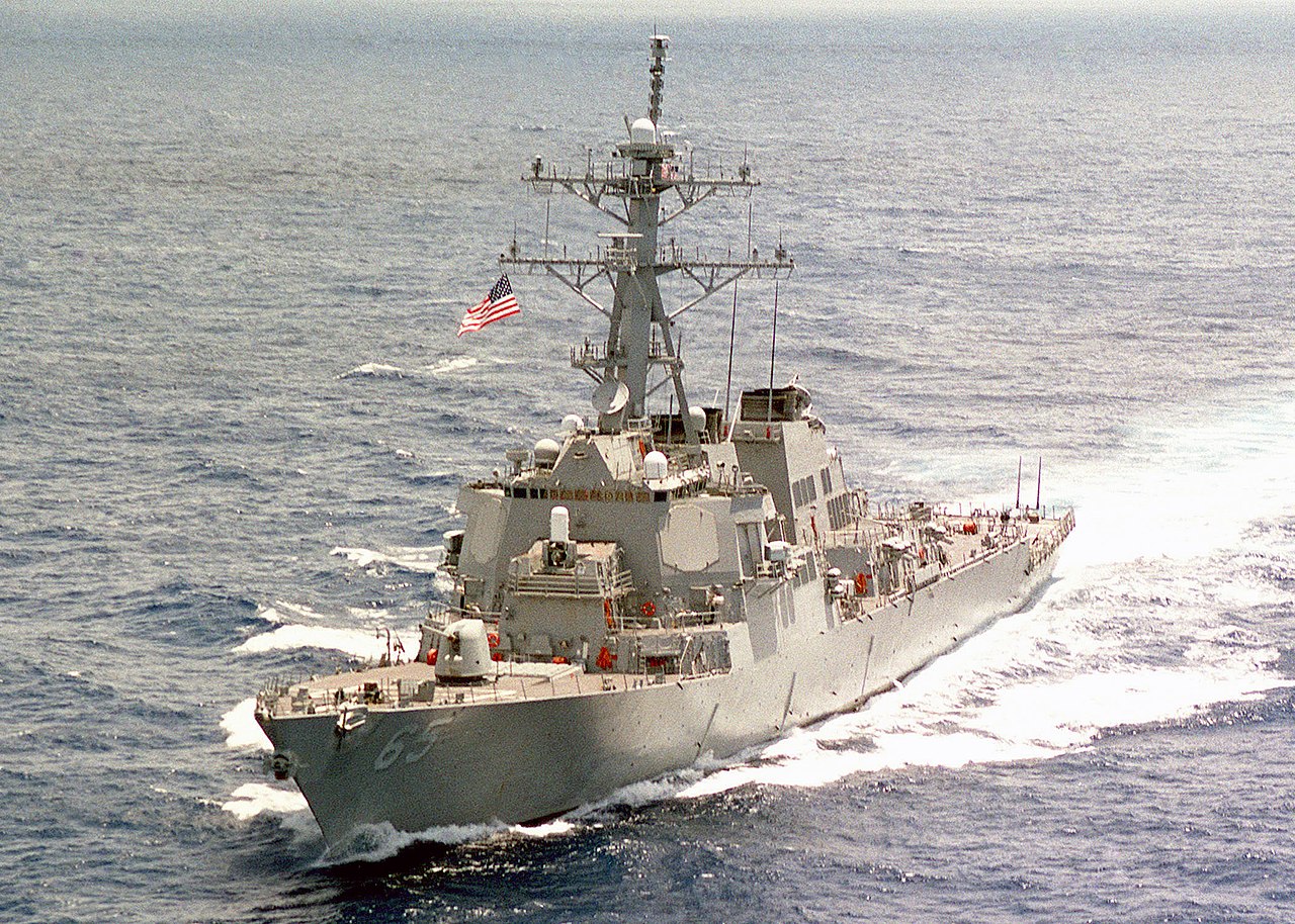 Port bow view of the USS BENFOLD (DDG 65) underway in the South Pacific Ocean.